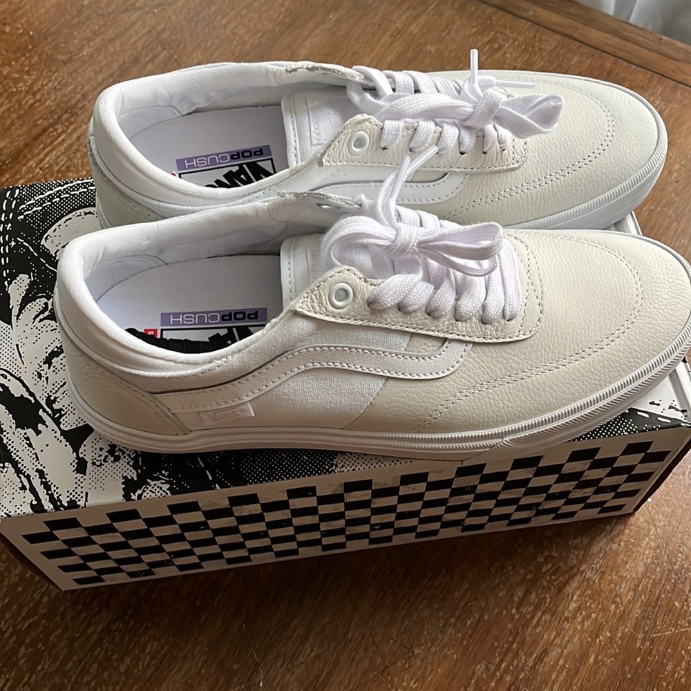 Vans Mens 9 White leather and canvas low top skate shoes new with box